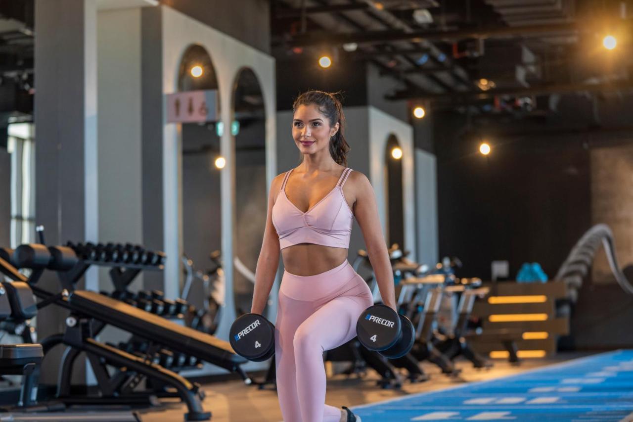 Hyatt Centric Jumeirah Ντουμπάι Εξωτερικό φωτογραφία A woman working out with weights