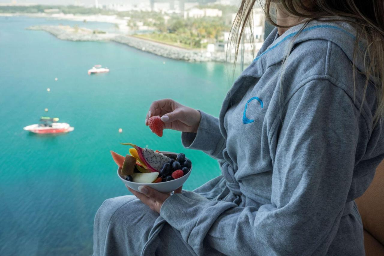 Hyatt Centric Jumeirah Ντουμπάι Εξωτερικό φωτογραφία A woman wearing a bathrobe