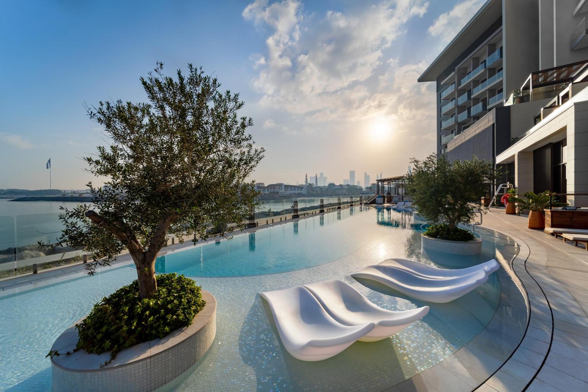 Hyatt Centric Jumeirah Ντουμπάι Εξωτερικό φωτογραφία The swimming pool at the hotel