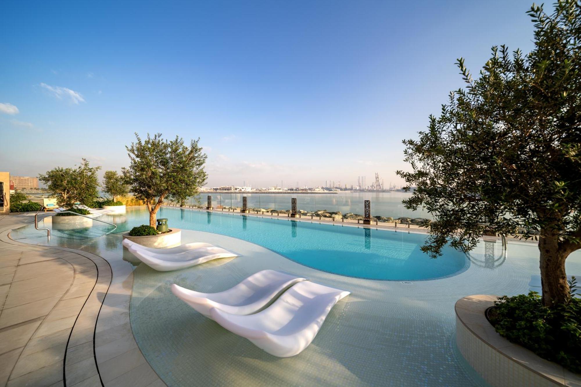 Hyatt Centric Jumeirah Ντουμπάι Εξωτερικό φωτογραφία The swimming pool at the top of the hotel